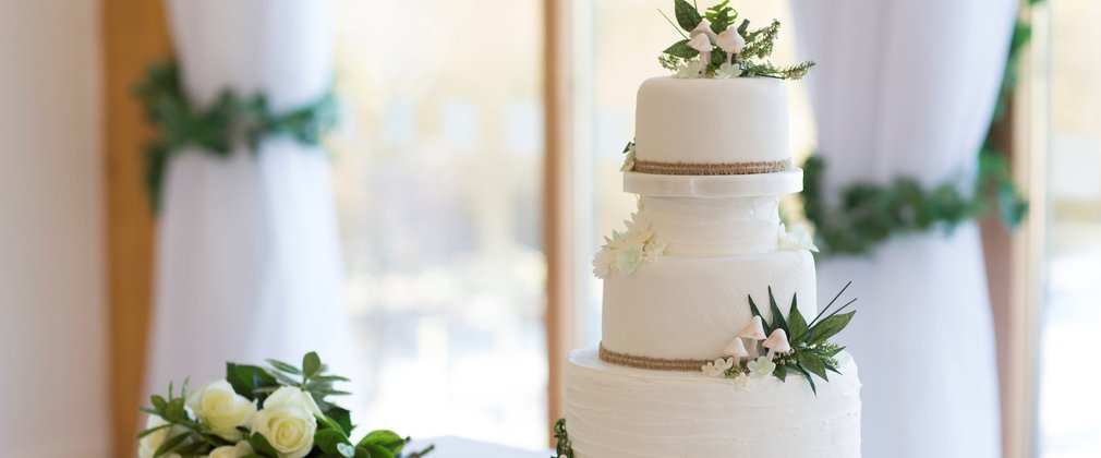 Dalby wedding cake and bouquet