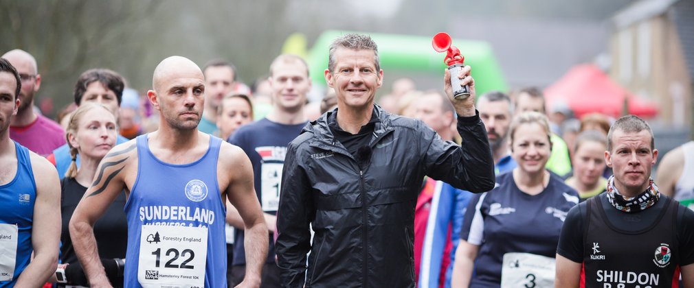 Steve Cram starting Hamsterley 10k race