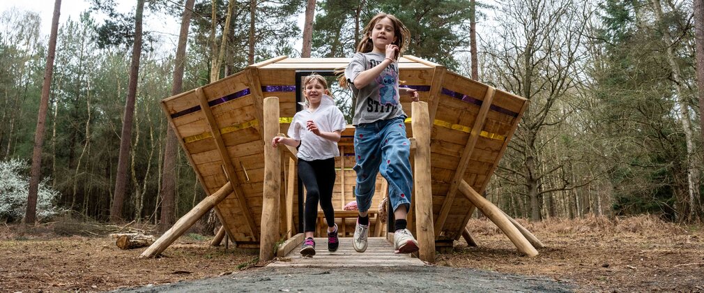 Children running out of spaceship