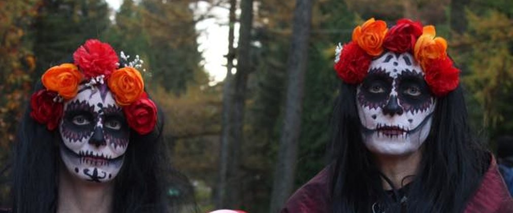 Women with skeleton face paint