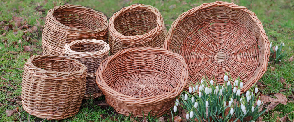 Round willow baskets with snowdrops