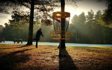 Disc golf player