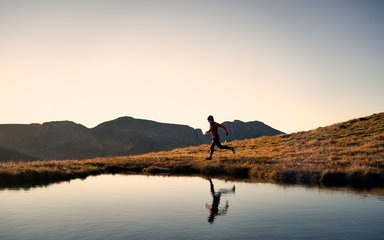 Georgia Tindley running on a trail