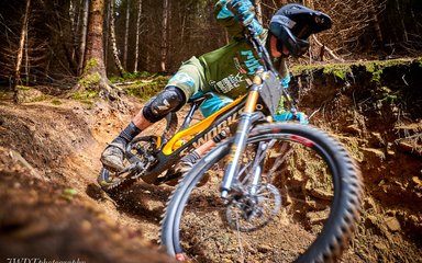 Hamsterley Descend downhill mountain biker