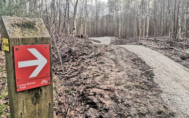 Red waymarker on the lime burner cycle trail