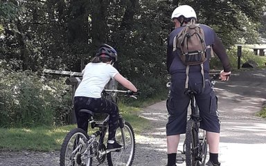 Family cycling Jules and Steven 2020