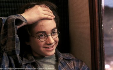 Harry Potter on the Hogwarts express showing his lightning bolt scar