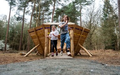 Children running out of spaceship