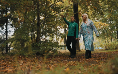 Forestry England staff member helping Vanessa Feltz around the forest.