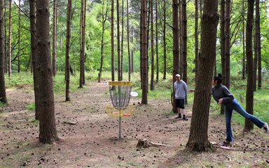 couple play disc golf at high lodge